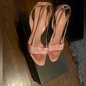 Pre loved classic ladies Gucci shoes size 9.5.
